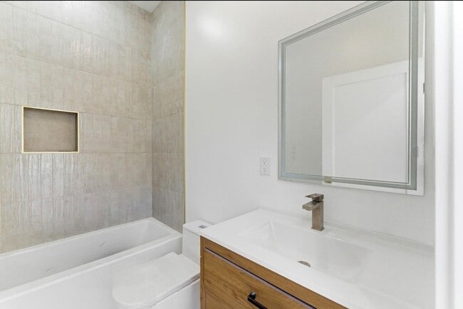 Building Photo - 113 Oak St