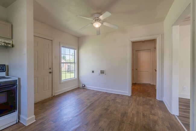 Building Photo - Cute two bedroom one bath (850 sf) home wi...