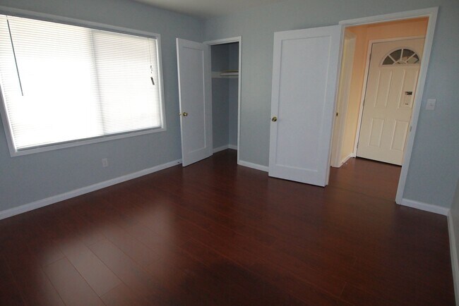 Building Photo - Renovated 2 Bedroom, on San Pablo Ave, in ...