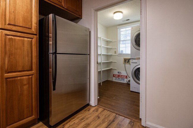 Building Photo - 3 Bedrooms, 2.5 Bathrooms Townhouse Rental