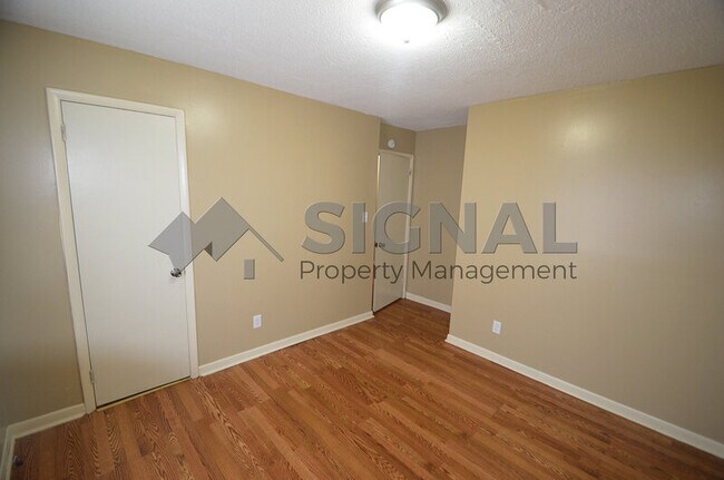 Building Photo - 4001 6th Ave