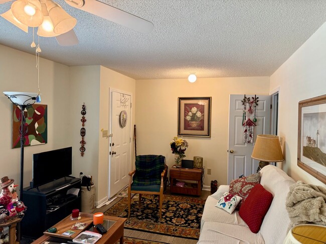 Building Photo - Charming 2-bedroom, 1-bathroom Brick Home Available July 2026