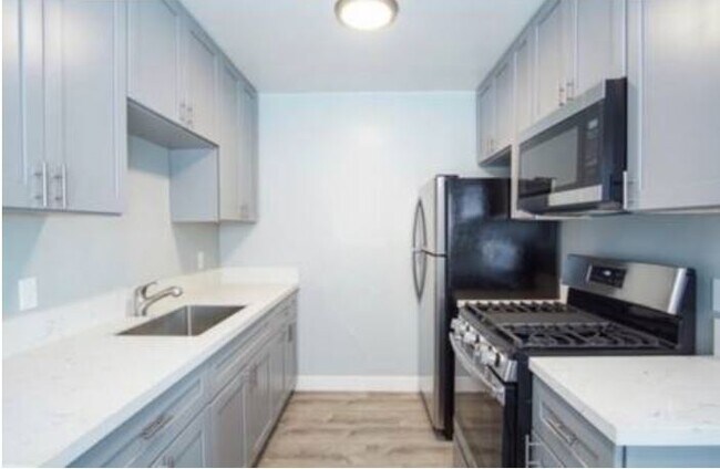 Building Photo - 424 Emerald Avenue