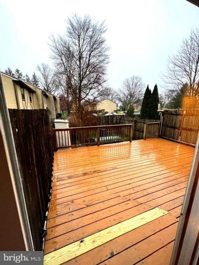 Building Photo - Beautiful fully renovated Townhomw 3 beds ...