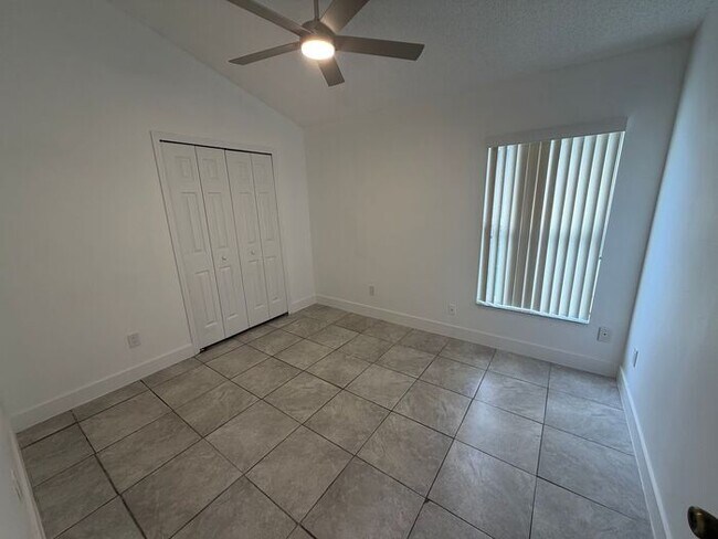 Building Photo - 3 Bedroom, 2 Bathroom East Orlando Home with Garage & Large Fenced Backyard!
