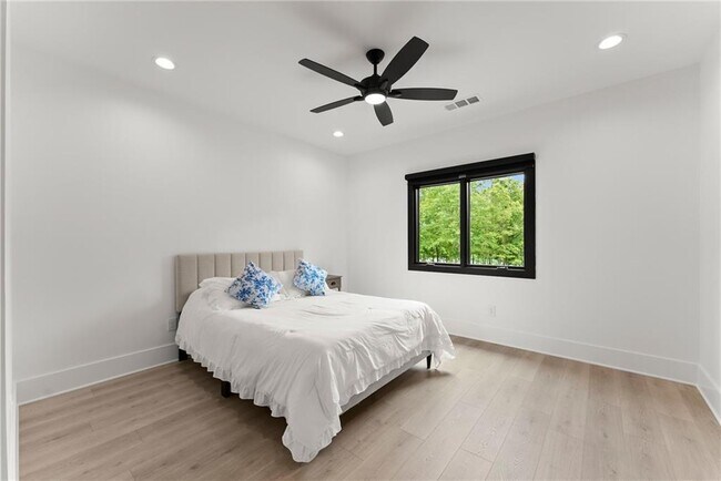 Building Photo - 151 S Pointe Dr