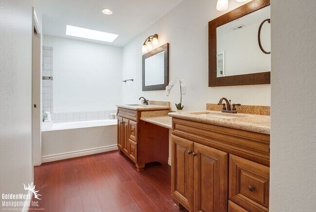 Building Photo - Elegant & Bright 2Bdm 2Ba Home in Vista Va...