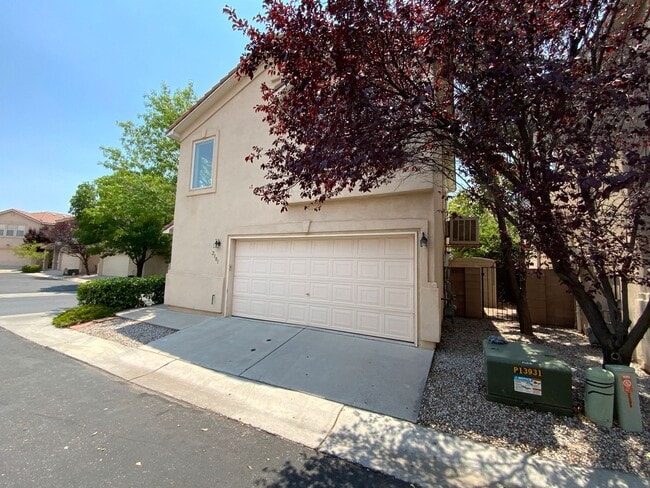 Building Photo - 3 Bedroom Home Available In Gated Communit...