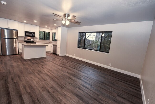 Building Photo - 2455 Knollwood Dr