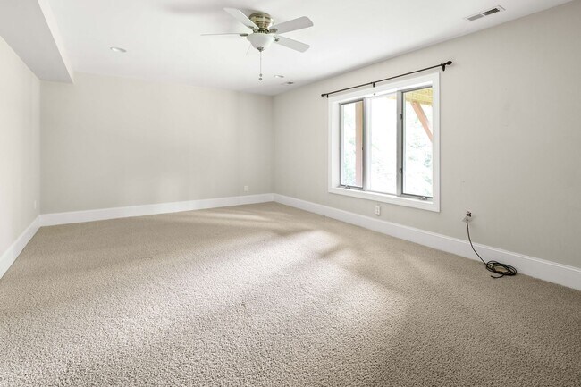 Building Photo - Spacious and Private Home in Biltmore Forest