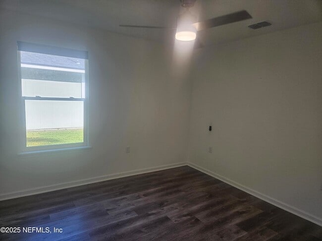 Building Photo - 840 W 10th St