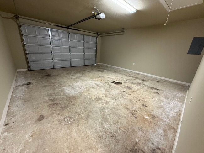 Building Photo - Elegant 4-bed/2-bath plus Garage!