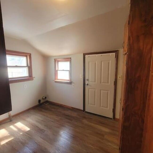 Building Photo - $795 - 2 bed 1 bath - Single Family Home