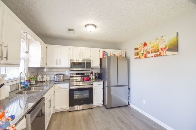 Building Photo - 3 Bedroom 2 Bathroom- Pets Considered