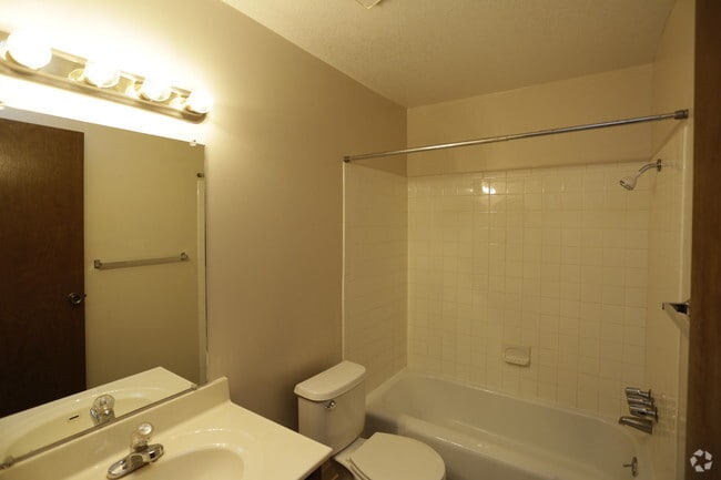 Trianon Apartments Townhomes Topeka Ks Apartment Finder Building Photo Trianon Apartments Townhomes