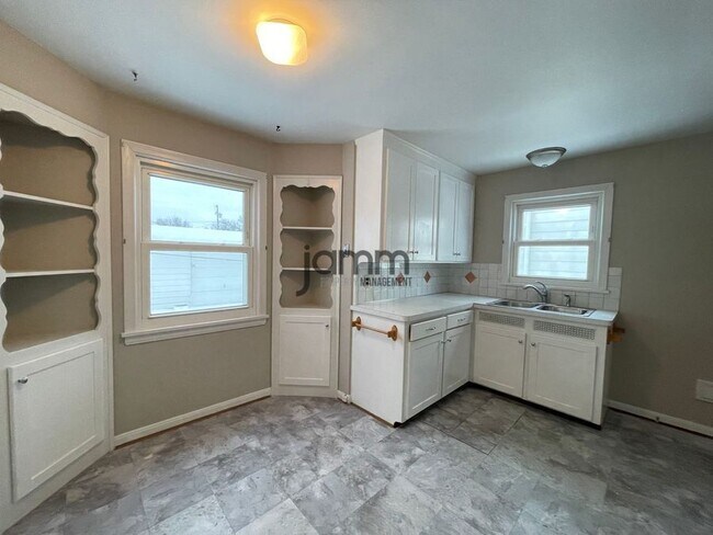 Building Photo - 6227 Traymore Ave