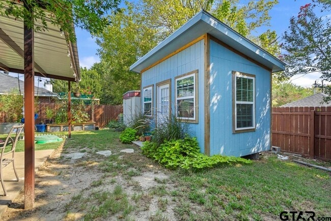 Building Photo - 308 Willow Rd