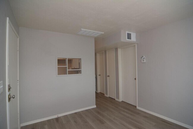 Building Photo - 962 E Graybill Dr