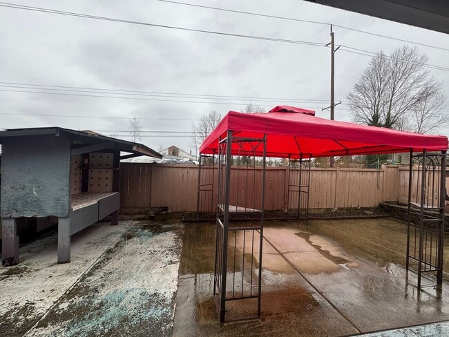 Building Photo - Charming Three Bedroom Near Pacific Ave!