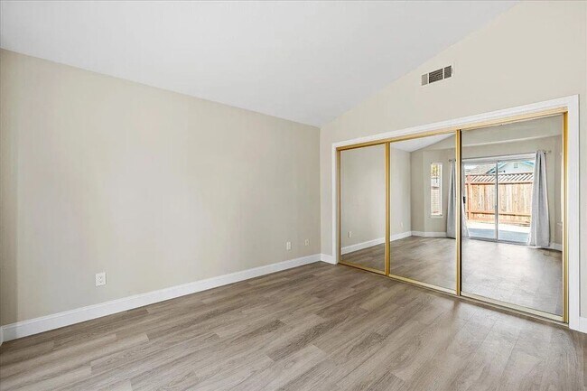 Building Photo - Updated Contemporary 3 Bed / 2 Bath Home w...