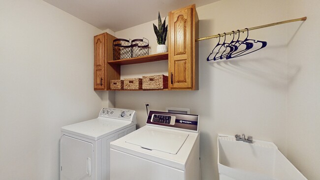 Building Photo - 7111 Saddle Oaks Dr