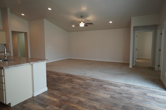 Building Photo - 1701 W Crystal Falls Ave