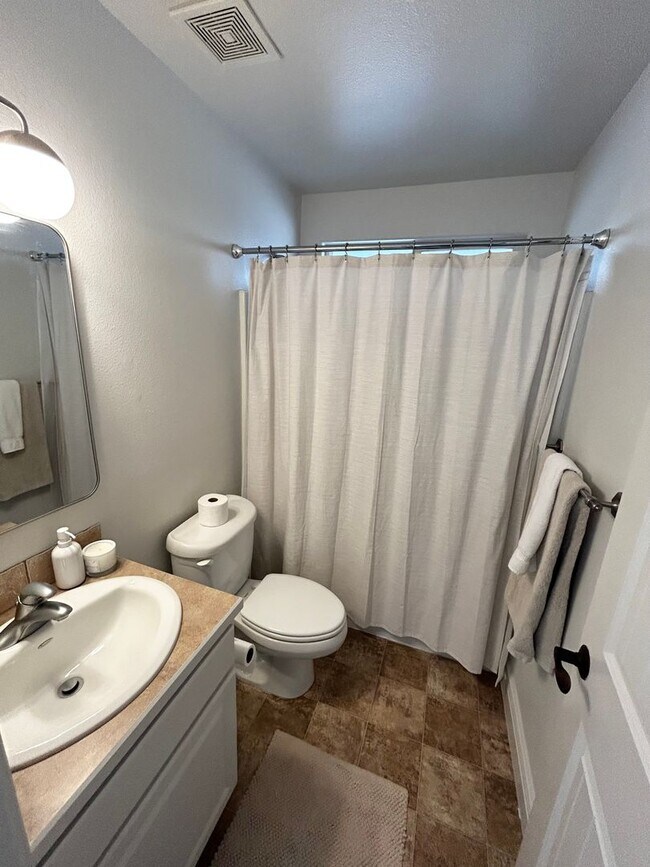 Building Photo - Charming 3-Bedroom home with 2 car garage in Prime Location