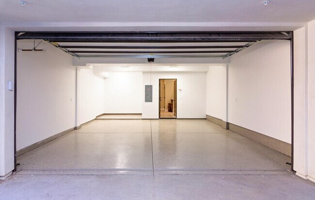 Building Photo - 718 Silver St