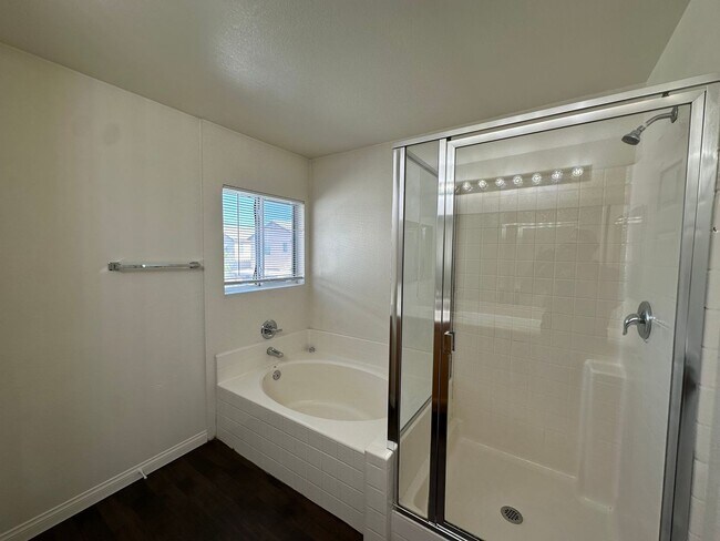Building Photo - Great 3 Bedroom Home in Gated Community!