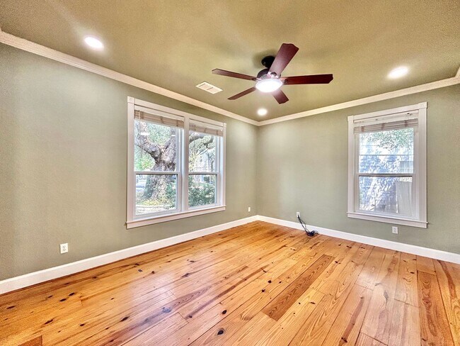 Building Photo - 4 Bed / 2 Bath Spacious One-Level Home with Large Backyard