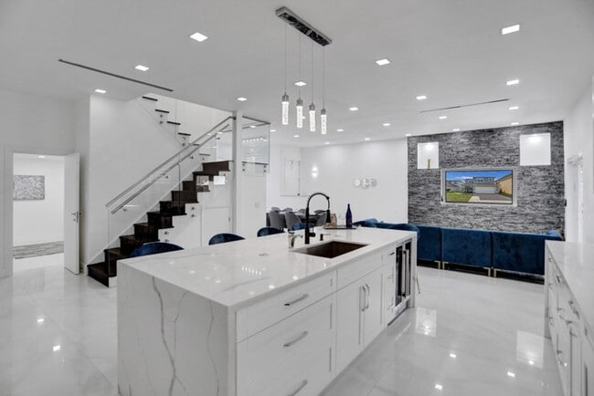 Building Photo - 3824 SW 49th Pl