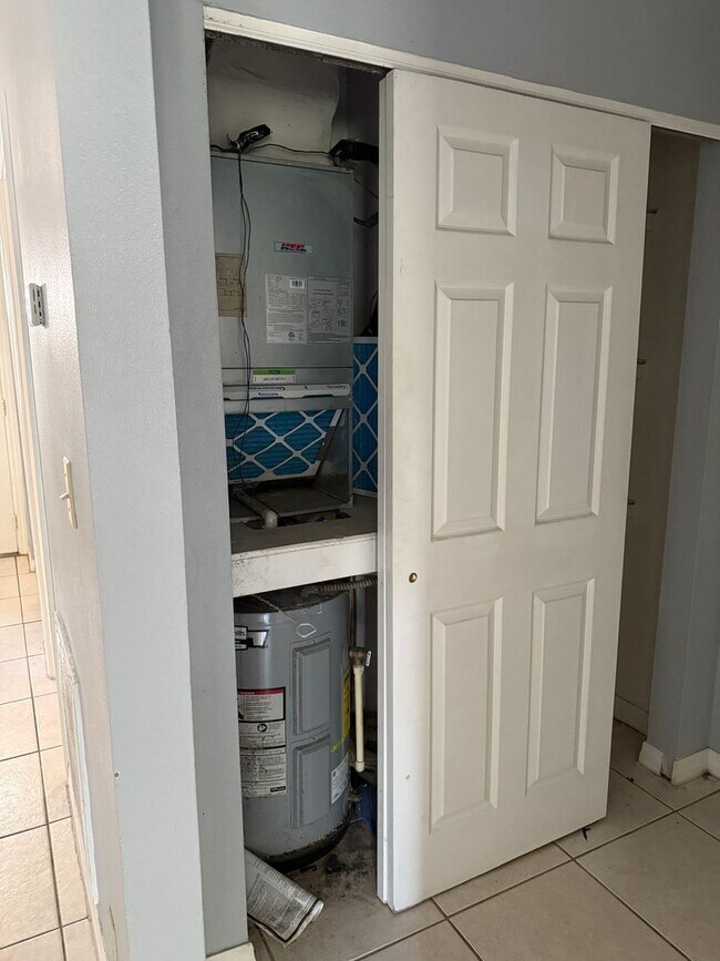 Building Photo - 2 bed 1 bath with 855 sf. Great location b...