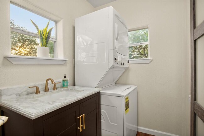 Building Photo - 1352 Lakeshore Dr