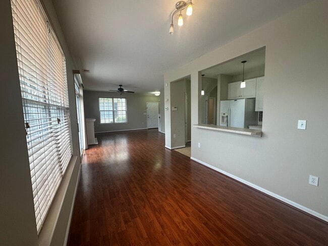 Building Photo - Beautiful townhouse style condo in Ridgely Manor - App Pending!