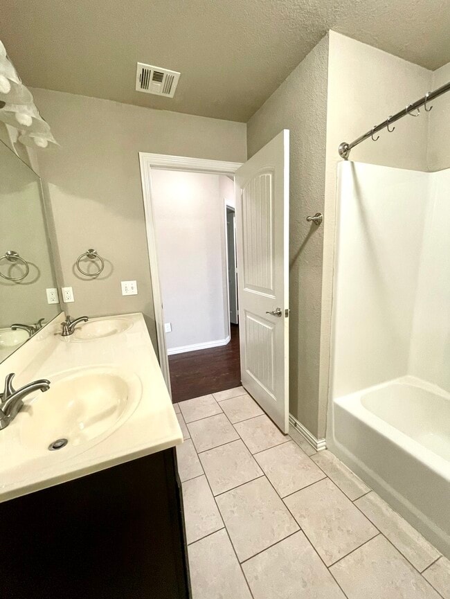 Building Photo - 4820 Lakeshore Dr