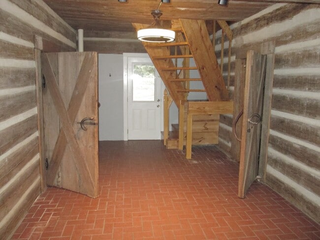 Building Photo - Log cabin