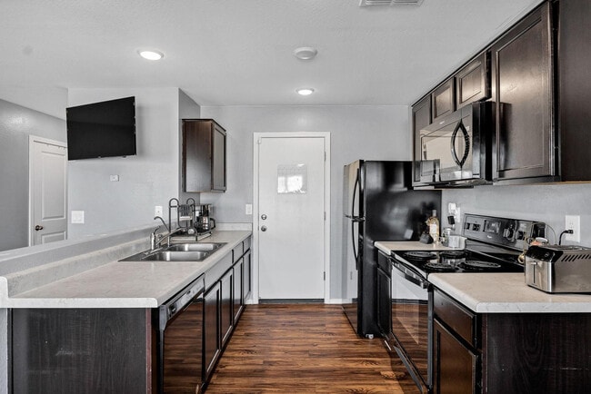 Building Photo - 30517 N Oak Dr