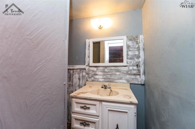 Building Photo - 808 S Yosemite St