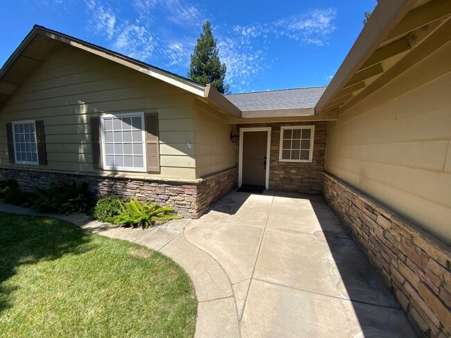 Building Photo - Beautiful Home with a Pool