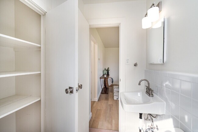 Building Photo - Available Now!  Fully renovated 1 bedroom ...