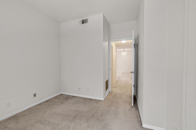 Building Photo - Spacious, Open-Concept 2/2 Condo SSF