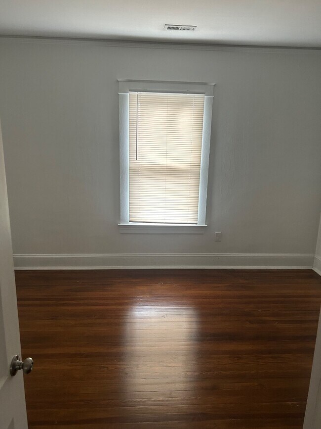 Building Photo - 2205 Mayflower Dr