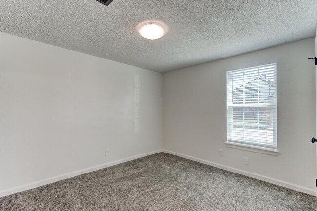 Building Photo - 2121 Meench Dr