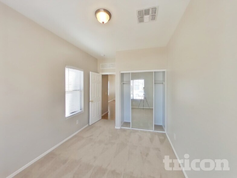 Building Photo - 377 E Maddison St