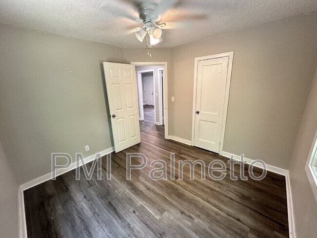 Building Photo - 520 Jasper St