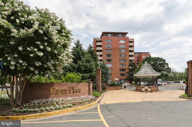 Building Photo - Spacious 1BR! Utilities Included! Rosslyn ...