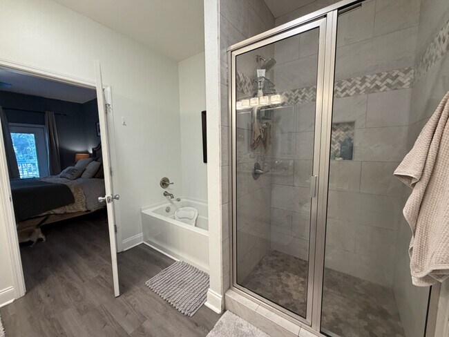 Building Photo - 411B Redwood Ave