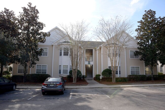 Building Photo - Updated 2nd floor unit at the Oaks!