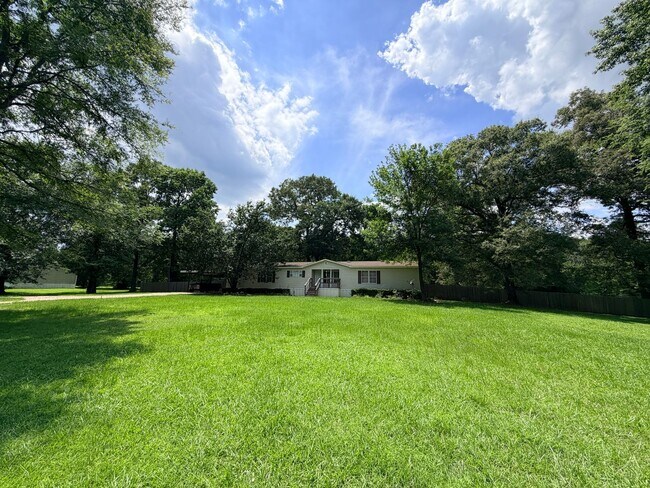 Building Photo - 7810 W Lakeshore Dr