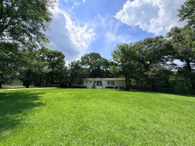 Building Photo - Minutes to Richard Fleming Park & Boat launch...